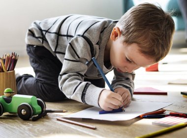 Küçük çocuk çiziyor 