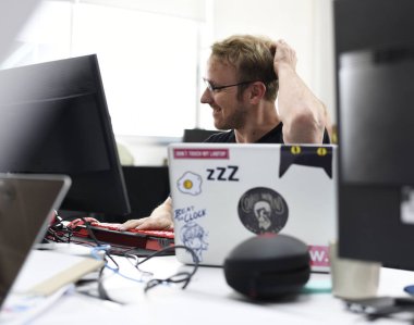 ofiste çalışan gözlüklü adam