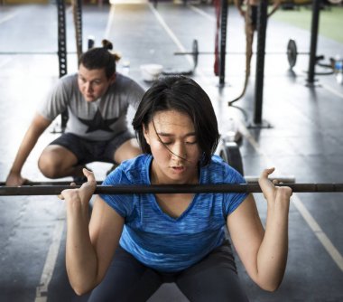 Spor salonunda egzersiz yapan insanlar