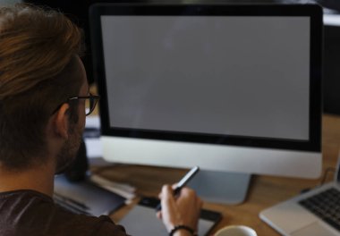 Bilgisayarda fotoğraf düzenleme, gri monitör orijinal fotoset