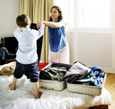 Anne ve oğlu yardım paketi giyim özgün gezi için Bagaj photoset