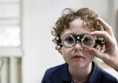 Küçük çocuk gözlerini kontrol, özgün getting photoset