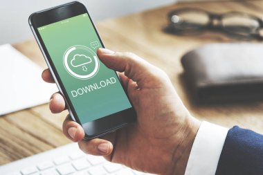 kişi holding cep telefonu