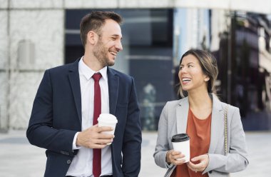 İş insanlar tartışırken bardak kahve, orijinal ile photoset