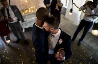Yeni evli gay çift damat dans, orijinal photoset
