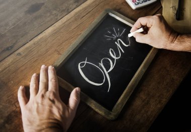 yazma kişi yazı tahtası üzerinde açık duyurdu 