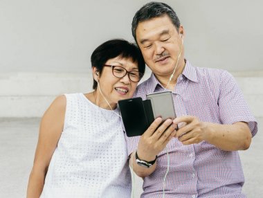 Cep telefonu kullanarak yaşlı asyalı çift, orijinal photoset