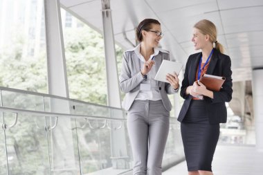 İki iş kadınları üstünde gitmek ofis binası içinde tartışıyor, orijinal photoset