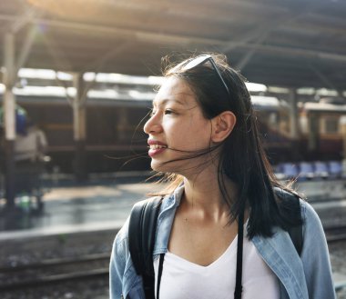 kadın turist tren istasyonunda 