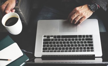 Dizüstü bilgisayar kullanan iş adamı 