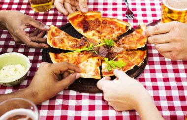 Grup çeşitli arkadaşıyla birlikte toplama