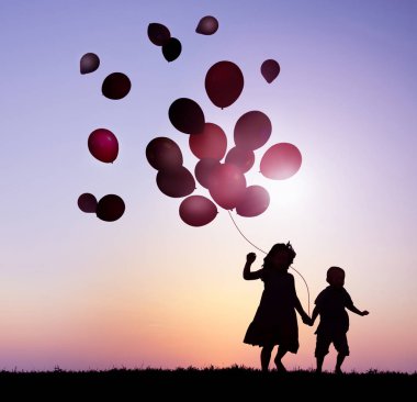 Çocuklar açık havada tutarak balon siluetleri