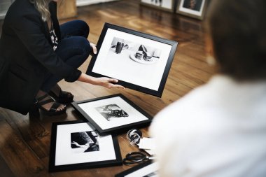 İnsanlar çerçeveler ahşap zemin, orijinal üzerinde photoset fotoğrafı seçin