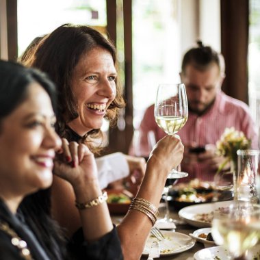 restoranda içki insanlar