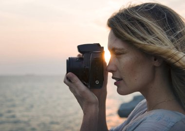 Kumsalda çekim kamera kadınla