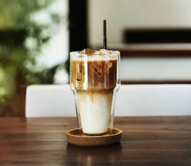 Soğuk içecek kahve, orijinal ahşap masa photoset