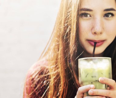 Kadın kendini yeşil çay ile yenileme