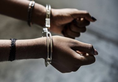 Kelepçe, orijinal ile tutuklanan el closeup photoset