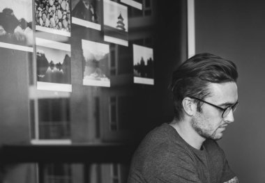 fotoğraf stüdyosunda çalışan adam tasarımcı