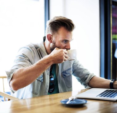 Onun dizüstü bilgisayarda çalışan bir adam