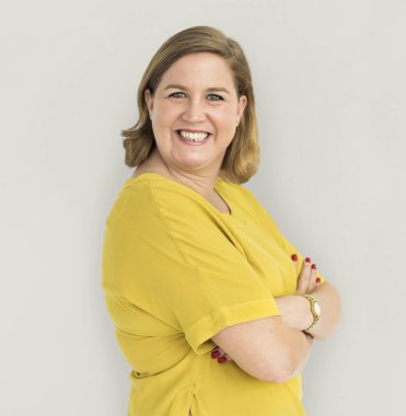 gülümseyen kadın ve çapraz eller