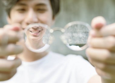 Asya Okuma gözlükleri için kamera tutarak, orijinal photoset