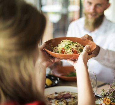 restoranda yemek Çift