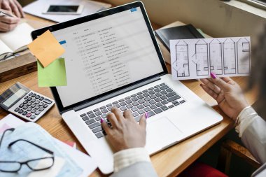 Dizüstü bilgisayar kullanan kadın