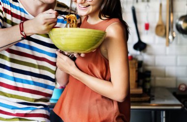 genç bir çift yemek