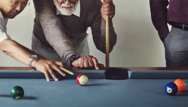 Kıdemli arkadaşlar içinde bilardo oynarken, orijinal photoset