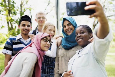 Grup öğrencinin cep telefonuyla kavramı, özgün photoset