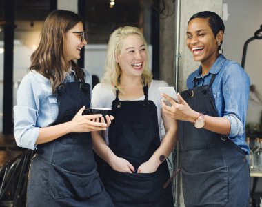 Telefonda izlerken Baristas