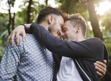 gay çift sarılma