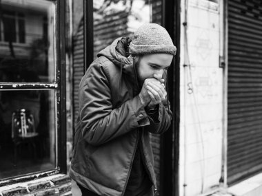 Adam üfleme elinde soğuk açık, özgün photoset