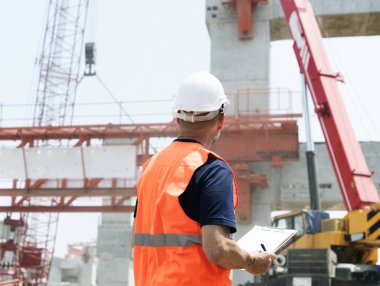 İnşaat alanında inşaat mühendisi. 