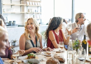 İnsanlar restoranda yemek yiyor.  