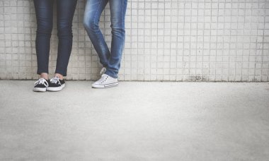 Kot pantolon bacakları çift closeup