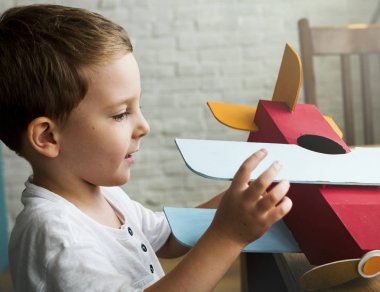 küçük çocuk uçak ile oynama