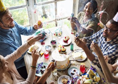 İnsanlar kullanarak parti Popper, bir doğum günü kutlaması, özgün photoset