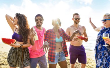 Çeşitlilik arkadaşlar asılı yaz partisi 