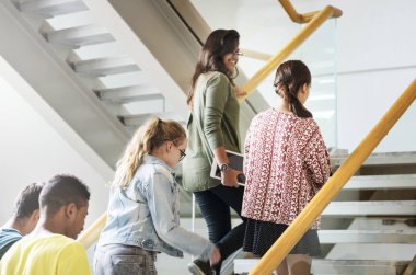 merdiven, eğitim ve Mimari konsepti, özgün rahat öğrenciler photoset