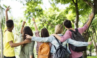 Parkta, özgün genç arkadaşlar arkadan görünüm photoset