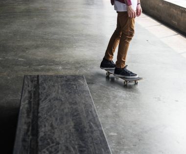 kaykay üzerinde sürme kaykaycı