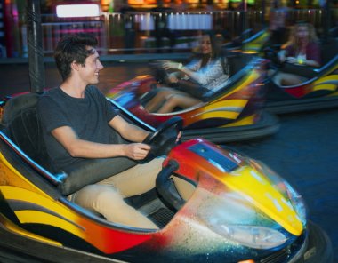 Çarpışan Araba sürme arkadaşlar