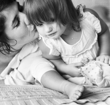 Anne, küçük kızı öpüşme orijinal photoset