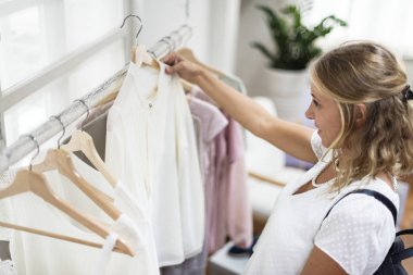 kadın Bluzlar açmadı deposunda, orijinal photoset  