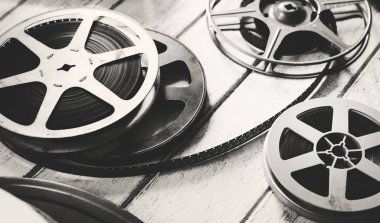 Ahşap zemin üzerinde orijinal izole vintage film şeridi photoset