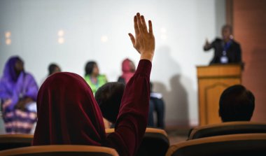 Bir kişi yükselterek Her el için Ask a kapı aynası müzakere, özgün bir soruda photoset