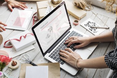 insanlar işyeri masada