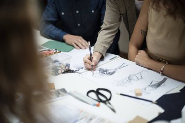 Takım tasarımcılar çizim çizimler, özgün photoset giysi